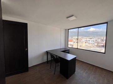 VENTA EDIFICIO COMERCIAL CON UN LOCAL Y 5OFICINAS, Av. 6 de Diciembre y De Las Hortencias, Área: 330 M², $350.000 dólares