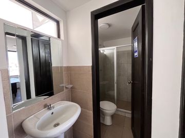 VENTA EDIFICIO COMERCIAL CON UN LOCAL Y 5OFICINAS, Av. 6 de Diciembre y De Las Hortencias, Área: 330 M², $350.000 dólares