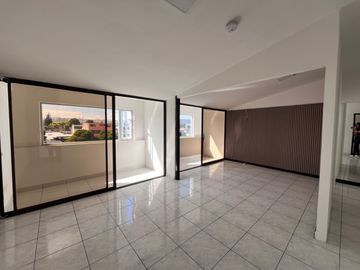 VENTA EDIFICIO COMERCIAL CON UN LOCAL Y 5OFICINAS, Av. 6 de Diciembre y De Las Hortencias, Área: 330 M², $350.000 dólares