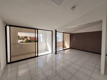 VENTA EDIFICIO COMERCIAL CON UN LOCAL Y 5OFICINAS, Av. 6 de Diciembre y De Las Hortencias, Área: 330 M², $350.000 dólares