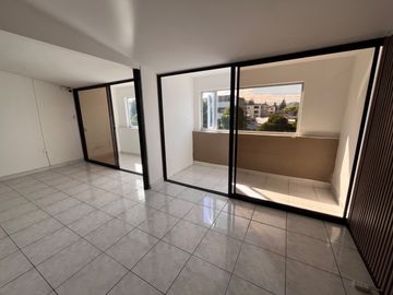 VENTA EDIFICIO COMERCIAL CON UN LOCAL Y 5OFICINAS, Av. 6 de Diciembre y De Las Hortencias, Área: 330 M², $350.000 dólares
