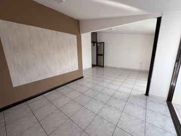 VENTA EDIFICIO COMERCIAL CON UN LOCAL Y 5OFICINAS, Av. 6 de Diciembre y De Las Hortencias, Área: 330 M², $350.000 dólares