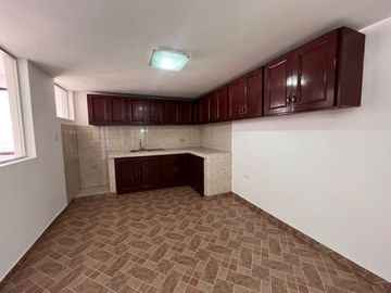 VENTA EDIFICIO COMERCIAL CON UN LOCAL Y 5OFICINAS, Av. 6 de Diciembre y De Las Hortencias, Área: 330 M², $350.000 dólares