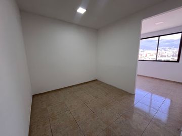 VENTA EDIFICIO COMERCIAL CON UN LOCAL Y 5OFICINAS, Av. 6 de Diciembre y De Las Hortencias, Área: 330 M², $350.000 dólares