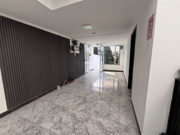 VENTA EDIFICIO COMERCIAL CON UN LOCAL Y 5OFICINAS, Av. 6 de Diciembre y De Las Hortencias, Área: 330 M², $350.000 dólares