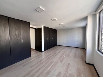 VENTA EDIFICIO COMERCIAL CON UN LOCAL Y 5OFICINAS, Av. 6 de Diciembre y De Las Hortencias, Área: 330 M², $350.000 dólares