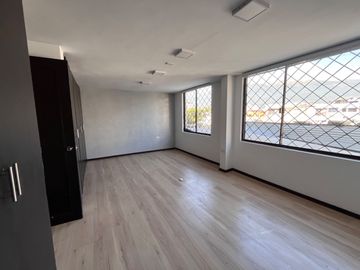 VENTA EDIFICIO COMERCIAL CON UN LOCAL Y 5OFICINAS, Av. 6 de Diciembre y De Las Hortencias, Área: 330 M², $350.000 dólares