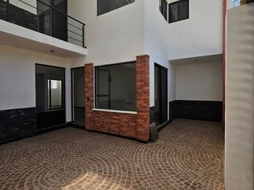 MODERNA CASA EN VENTA MUY CÉNTRICA