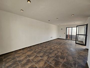 MODERNA CASA EN VENTA MUY CÉNTRICA