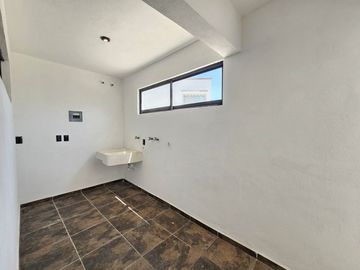 MODERNA CASA EN VENTA MUY CÉNTRICA