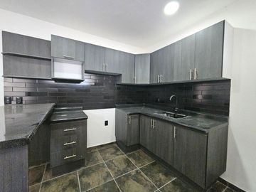 MODERNA CASA EN VENTA MUY CÉNTRICA