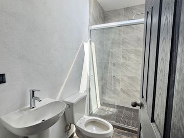 MODERNA CASA EN VENTA MUY CÉNTRICA
