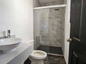 MODERNA CASA EN VENTA MUY CÉNTRICA