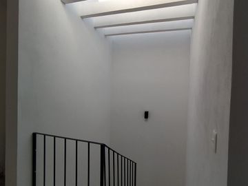 CASA EN VENTA CON AMPLIO JARDÍN A MINUTOS DEL CENTRO