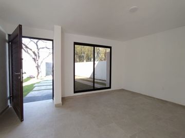 CASA EN VENTA CON AMPLIO JARDÍN A MINUTOS DEL CENTRO