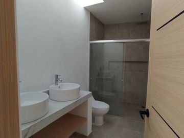 CASA EN VENTA CON AMPLIO JARDÍN A MINUTOS DEL CENTRO