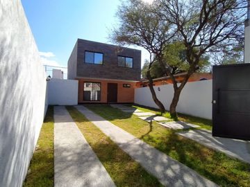 CASA EN VENTA CON AMPLIO JARDÍN A MINUTOS DEL CENTRO