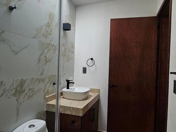 CASA DE ESTILO MODERNO NUEVA EN FRACCIONAMIENTO