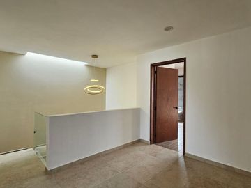 CASA DE ESTILO MODERNO NUEVA EN FRACCIONAMIENTO