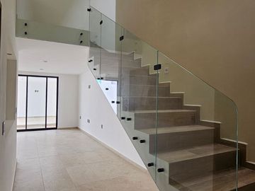 CASA DE ESTILO MODERNO NUEVA EN FRACCIONAMIENTO