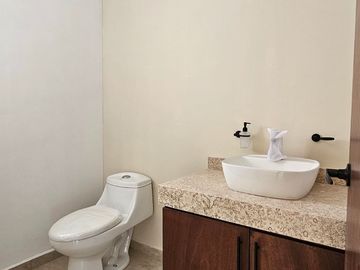 CASA DE ESTILO MODERNO NUEVA EN FRACCIONAMIENTO