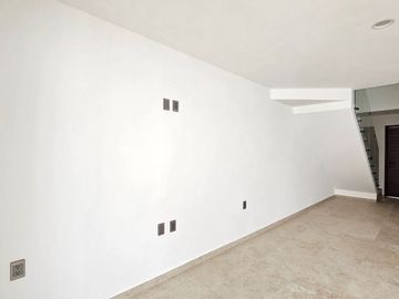 CASA DE ESTILO MODERNO NUEVA EN FRACCIONAMIENTO