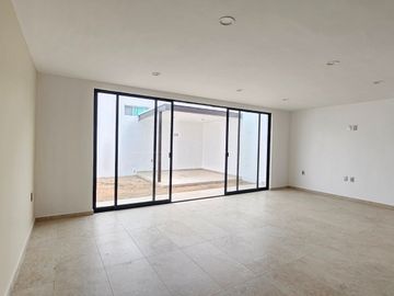 CASA DE ESTILO MODERNO NUEVA EN FRACCIONAMIENTO