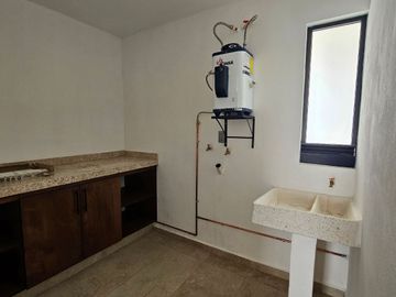 CASA DE ESTILO MODERNO NUEVA EN FRACCIONAMIENTO