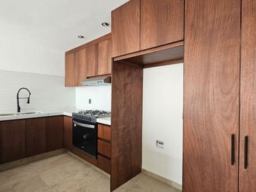 CASA DE ESTILO MODERNO NUEVA EN FRACCIONAMIENTO