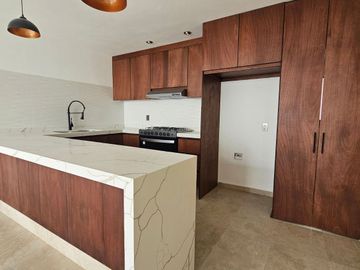 CASA DE ESTILO MODERNO NUEVA EN FRACCIONAMIENTO