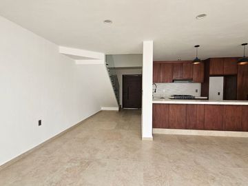 CASA DE ESTILO MODERNO NUEVA EN FRACCIONAMIENTO