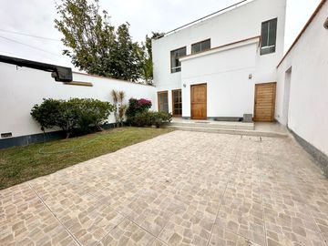 Amplia casa  con gran jardín y salida directa a parque privado 🏡☀