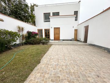 Amplia casa  con gran jardín y salida directa a parque privado 🏡☀