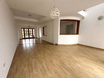 Amplia casa  con gran jardín y salida directa a parque privado 🏡☀