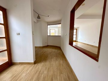 Amplia casa  con gran jardín y salida directa a parque privado 🏡☀