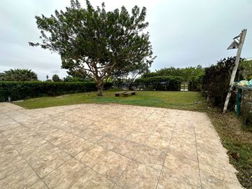 Amplia casa  con gran jardín y salida directa a parque privado 🏡☀