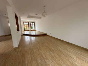 Amplia casa  con gran jardín y salida directa a parque privado 🏡☀