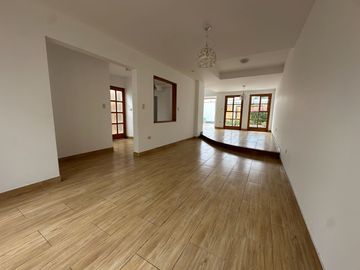 Amplia casa  con gran jardín y salida directa a parque privado 🏡☀