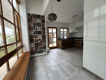 Amplia casa  con gran jardín y salida directa a parque privado 🏡☀