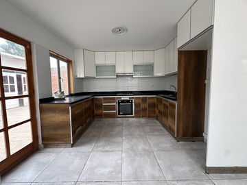 Amplia casa  con gran jardín y salida directa a parque privado 🏡☀