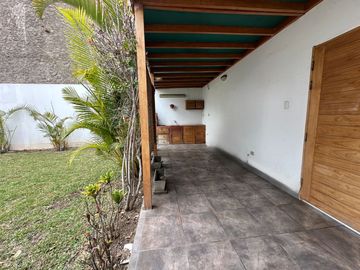 Amplia casa  con gran jardín y salida directa a parque privado 🏡☀
