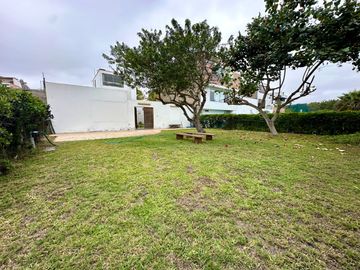 Amplia casa  con gran jardín y salida directa a parque privado 🏡☀