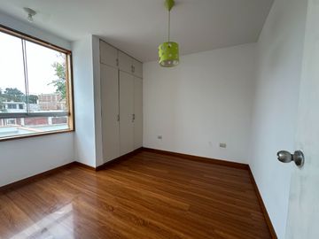 Amplia casa  con gran jardín y salida directa a parque privado 🏡☀