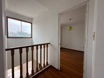 Amplia casa  con gran jardín y salida directa a parque privado 🏡☀