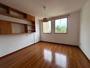 Amplia casa  con gran jardín y salida directa a parque privado 🏡☀
