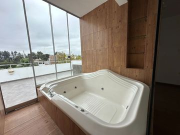 Amplia casa  con gran jardín y salida directa a parque privado 🏡☀