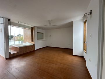 Amplia casa  con gran jardín y salida directa a parque privado 🏡☀