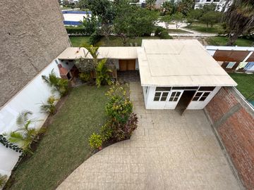Amplia casa  con gran jardín y salida directa a parque privado 🏡☀