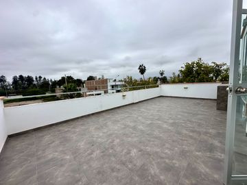 Amplia casa  con gran jardín y salida directa a parque privado 🏡☀