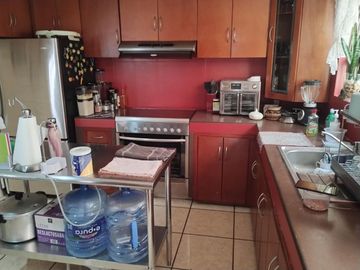 BONITA Y AMPLIA CASA CERCA DEL MERCADO DE ABASTOS, 3 RECAMARAS, COCINA EQUIPADA